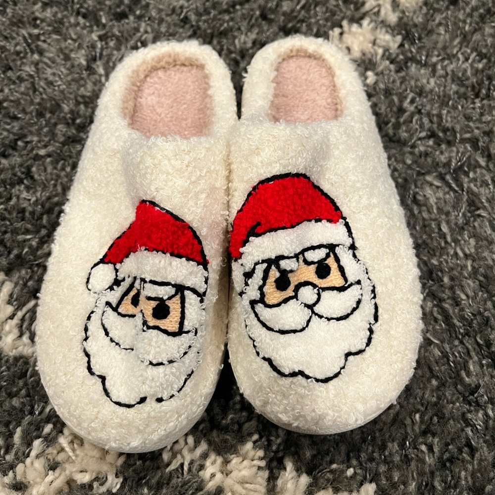 Santa slippers NWOT size‎ 38-39